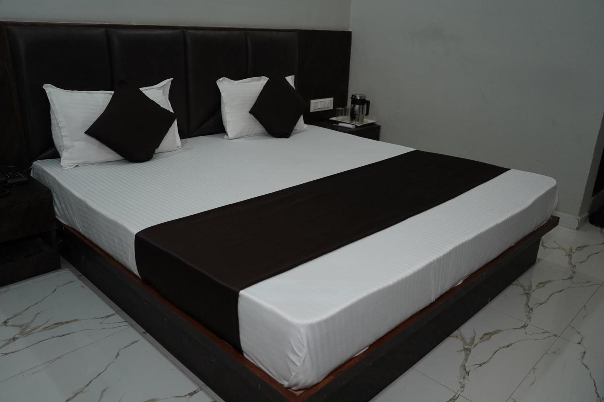 Hotel Pr Villa Gandhinagar Exterior photo